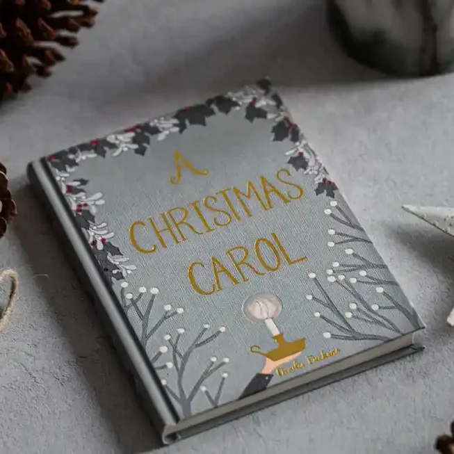 Mise en avant du livre "A Christmas Carol". Article de blog "Les traditions de Noël dans la littérature". Charlène Malandain, rédactrice web SEO spécialisée dans la Culture. 